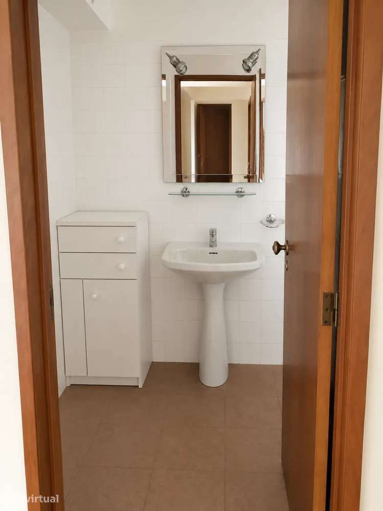 Apartamento T3 localizado no centro de Benfica-5