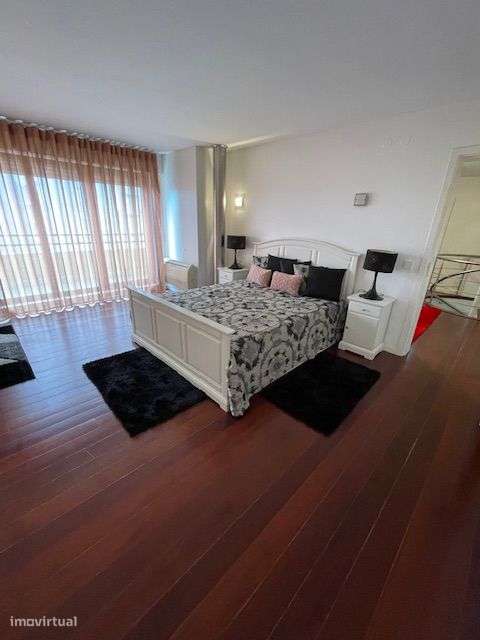 Apartamento T4 Duplex c/ garagem fechada p/ 2 carros.-16