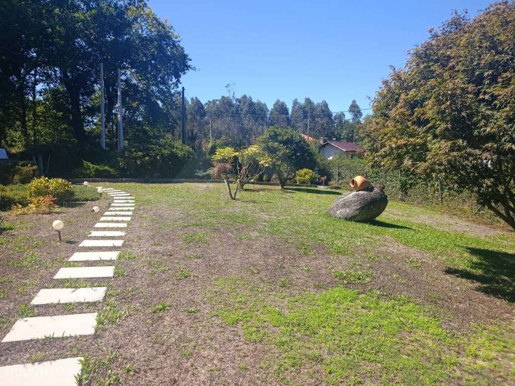 Moradia com terreno envolvente, espaços amplos e excelente potencial-6
