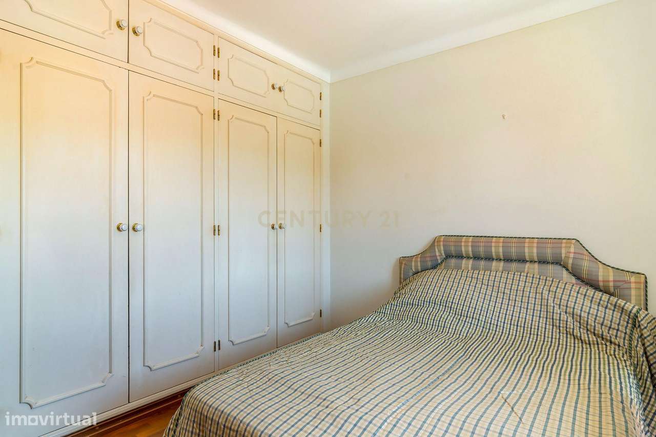 Quinta de 14000m2 com moradia T4 e piscina | Sintra-23