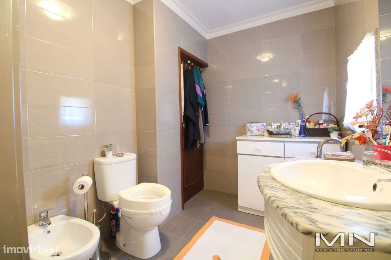 Mini Quinta com Construção Robusta, Poço, Adega e Viabilidade para Seg-11