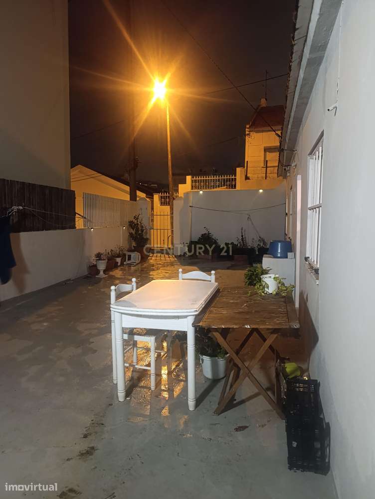 Casa T2 em Almada com 2 casas de banho e boa exposição solar-20