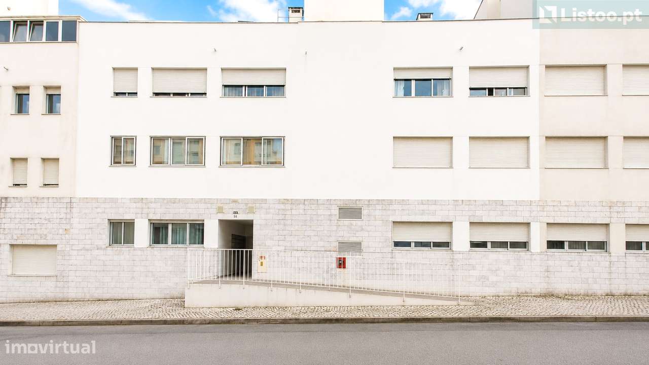 T2 com Sala de 43m2, Parqueamento e Arrecadação na Avenida do Parque,-25