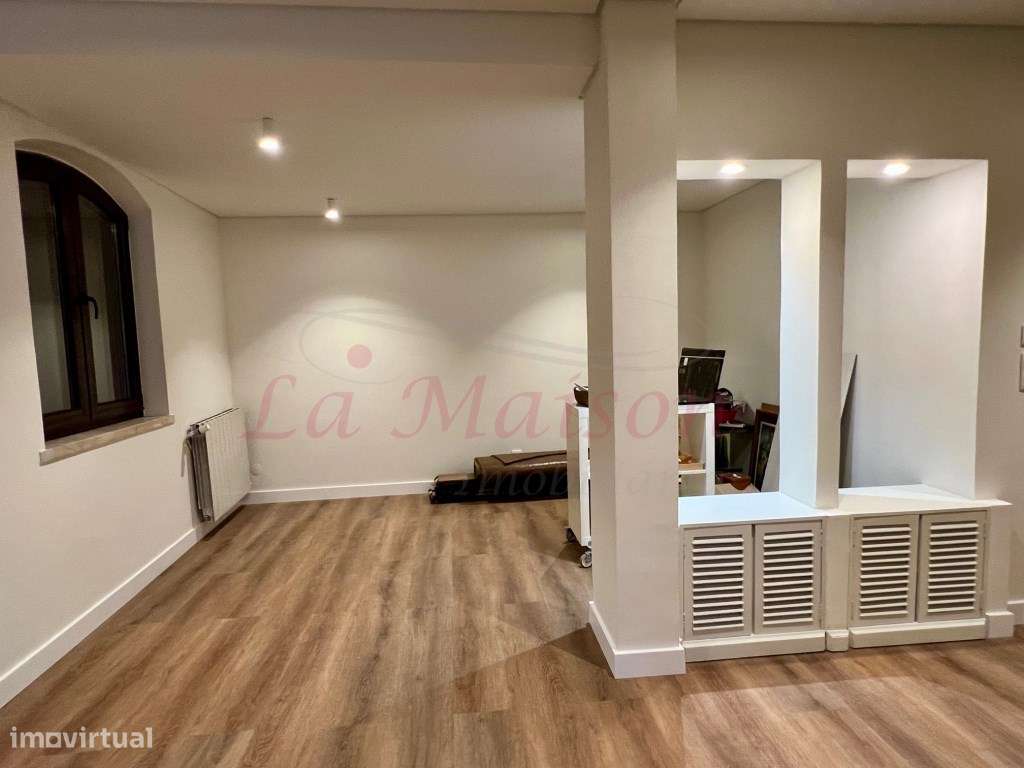 Moradia V4 Duplex no Centro de Loures-24