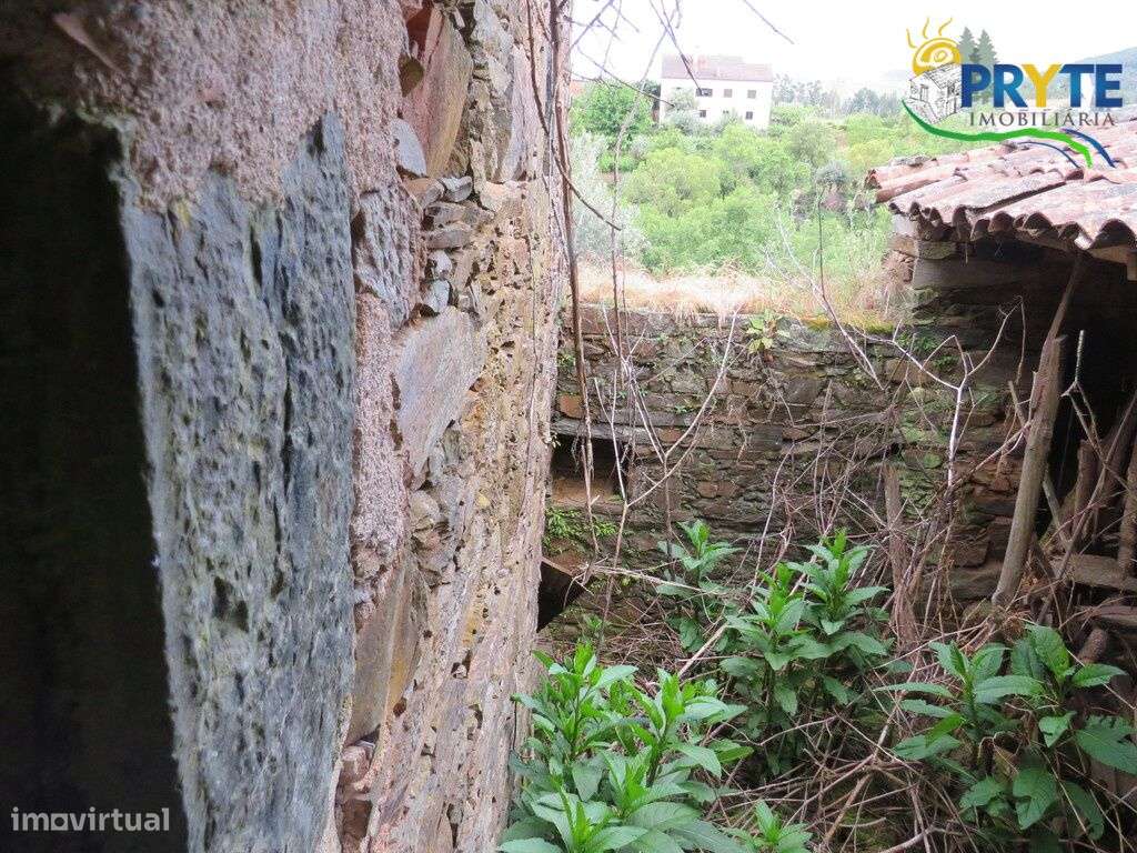 Pequena quinta a confinar com a Ribeira situada perto de Oleiros-23