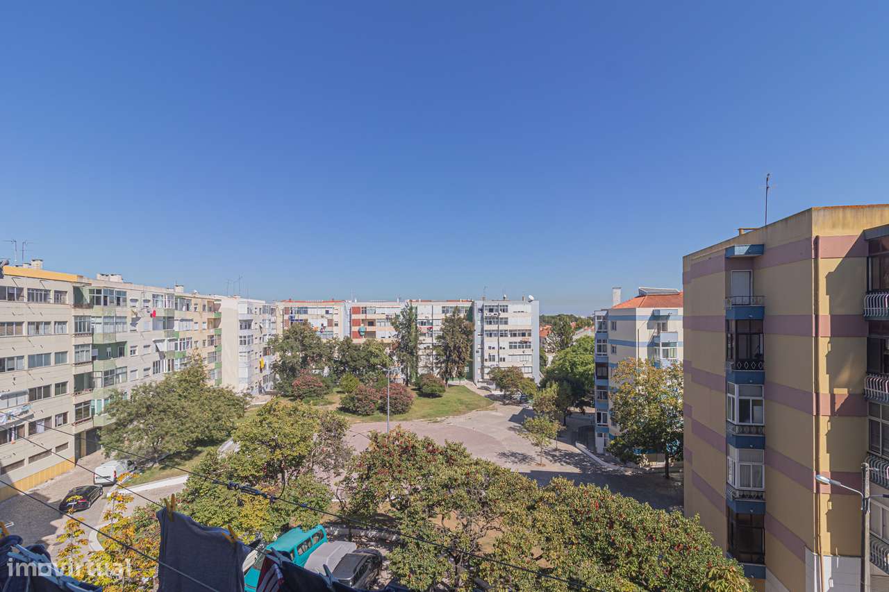 Apartamento T4 transformado em T3 no Laranjeiro-24