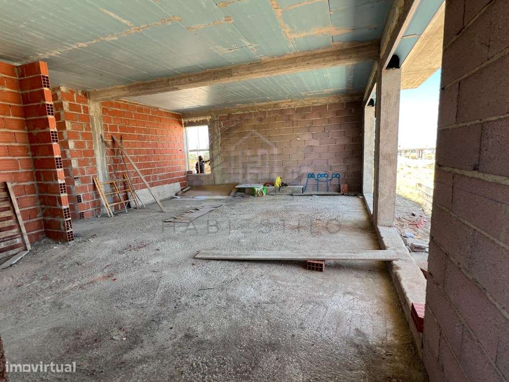 Moradia isolada em construção v3-5