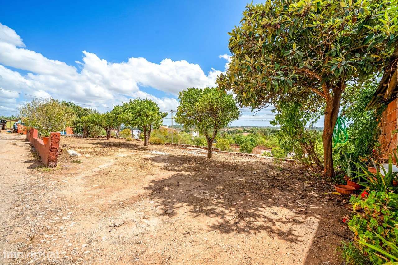 Moradia térrea renovada com dois quartos e terreno urbano, em Alcantar-4