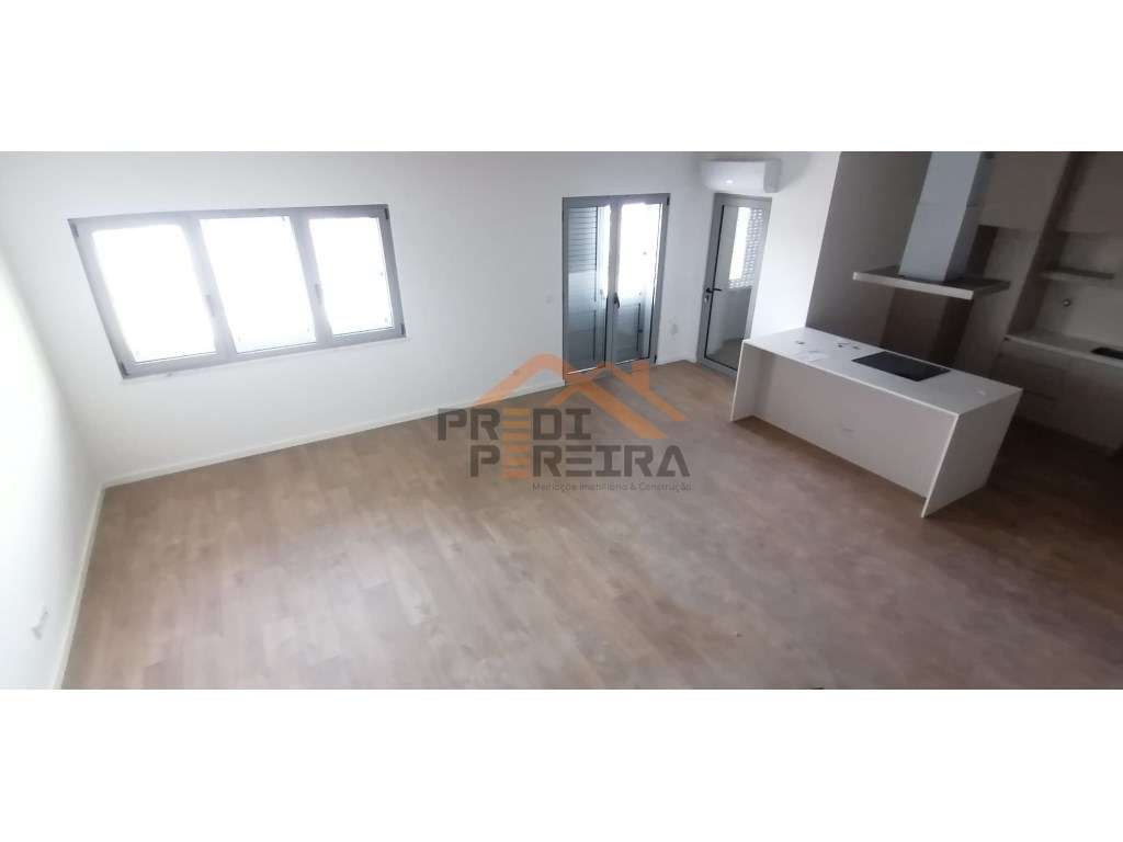 *Última fração disponível*
T3 duplex, situado na Quinta dos Fartos. - Grande imagem: 2/29