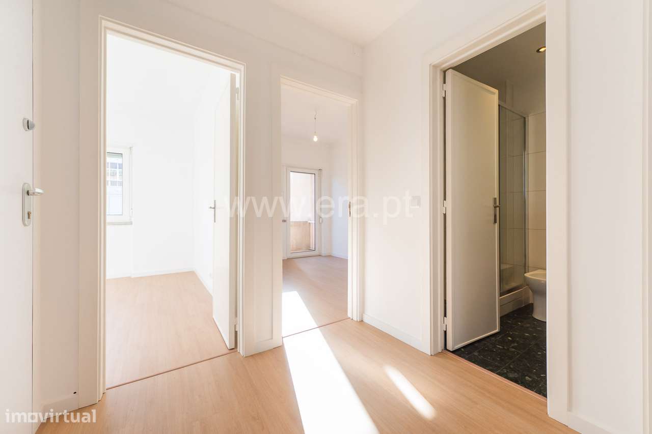 T2 Totalmente Remodelado a 5 Minutos do Metro — Odivelas-6