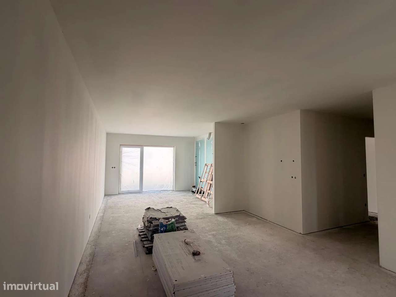 Moradia T3 de Arquitetura Moderna com Jardim e Garagem de 85 m² – Arco-8