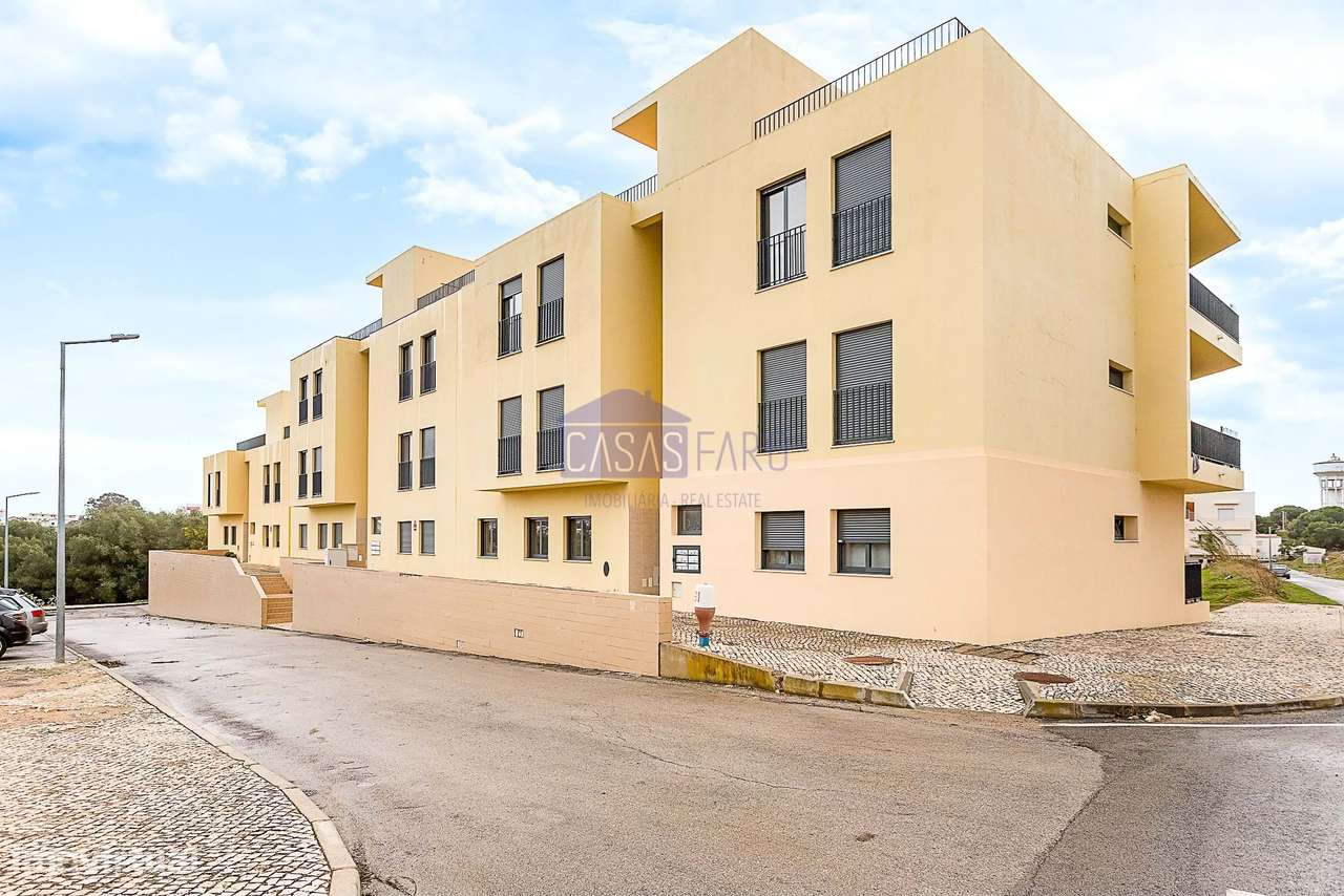 Apartamento T3 semi-novo nos arredores de Olhão na Zona Alta com estac-23