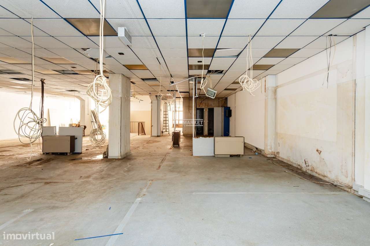 Loja com 755 m2 composta por 2 pisos situada na Rua Maria Andrade no C - Grande imagem: 5/16