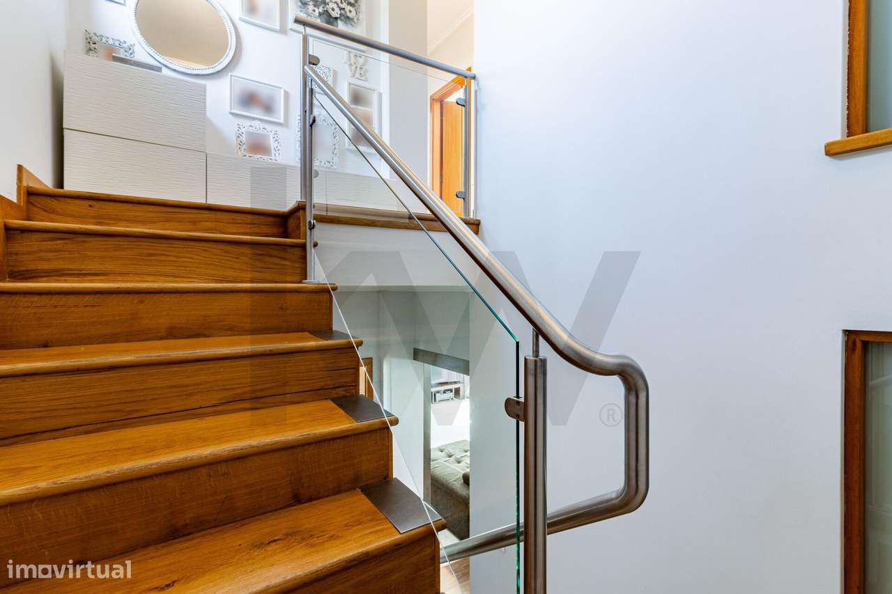 MORADIA EM BANDA T3-18