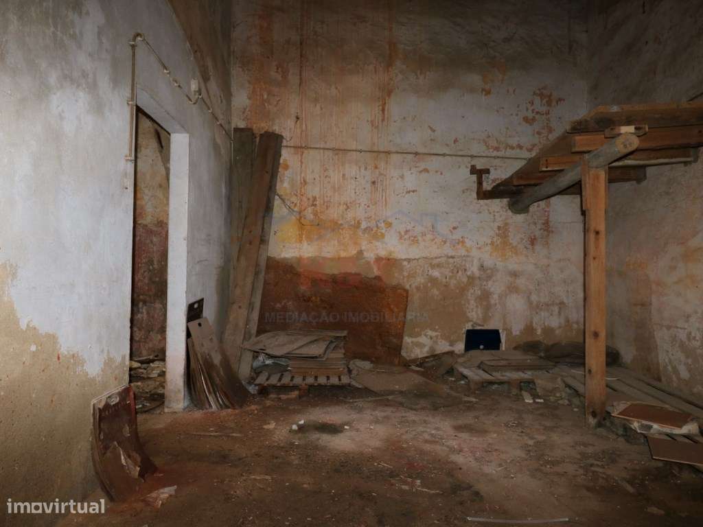 Armazém com 541m2 por recuperar no Largo Gil Eanes - Grande imagem: 4/14