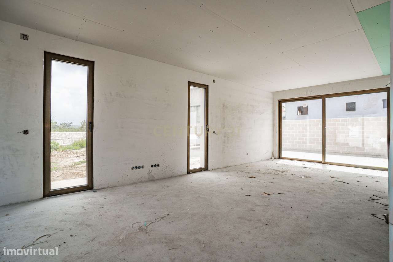 Moradia T3 com Piscina e Jardim em Salir do Porto-28