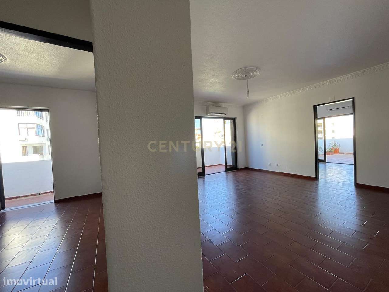 Exclusivo Apartamento T2 - Quarteira - Lugar de Garagem - Varandas - P-14