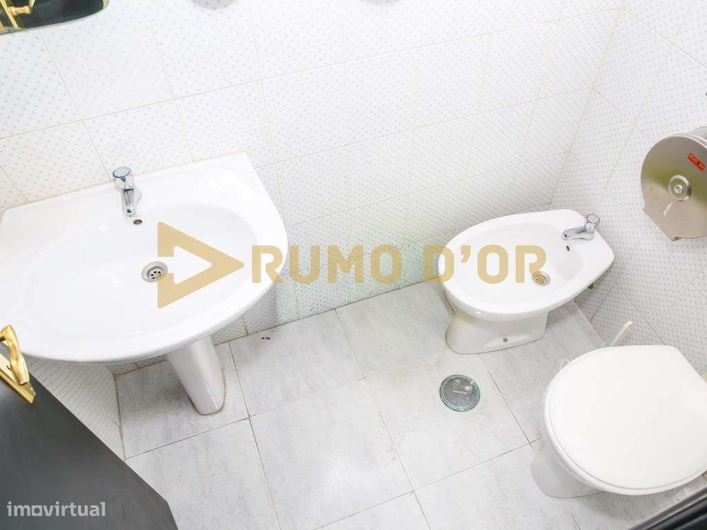 Loja com Armazém e escritórios-29