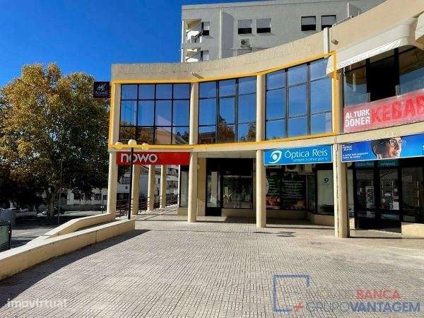 Loja com 98m², localizada no Centro Comercial Fontedeira, em Portal... - Grande imagem: 4/26