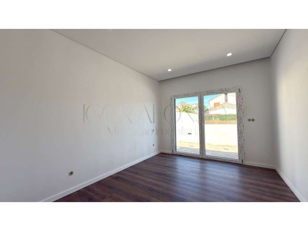 Moradia Térrea Independente T3+1 com Piscina-9