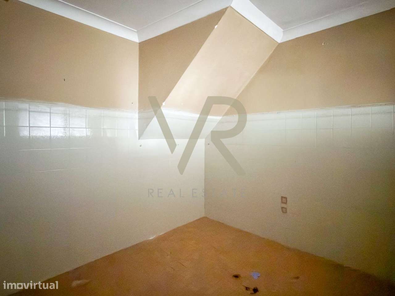 Moradia com Grande Potencial de Remodelação | Possibilidade de T5 |-12