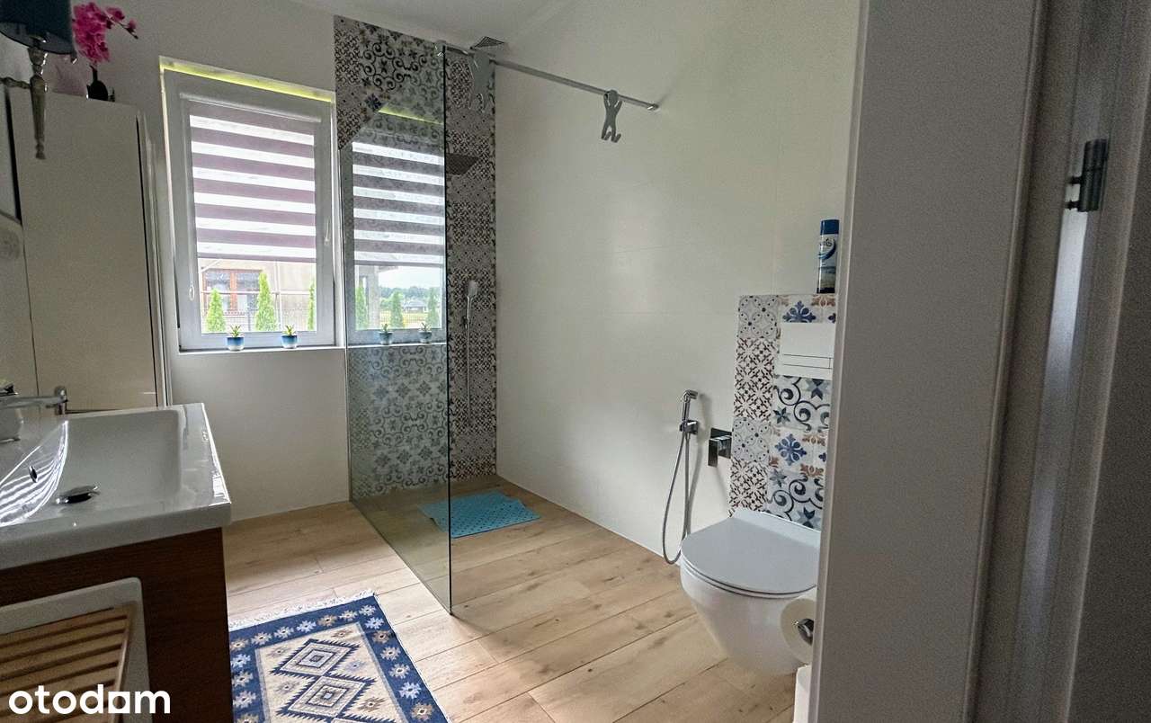 Nowoczesny dom z garażem i zadbanym ogrodem w podmiejskiej okolicy-3