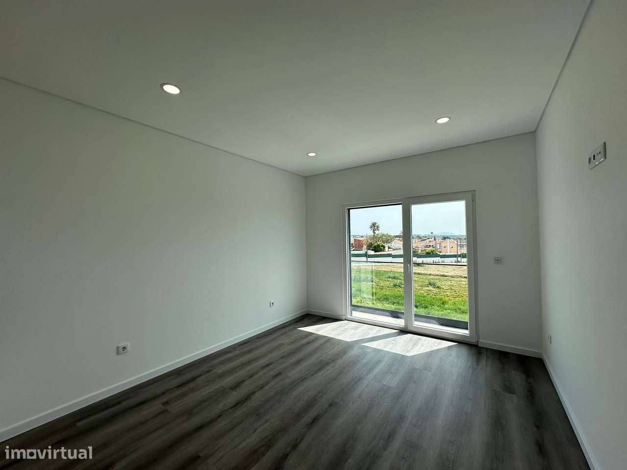 Moradia T3 com terraço e garagem, próxima a praias-11