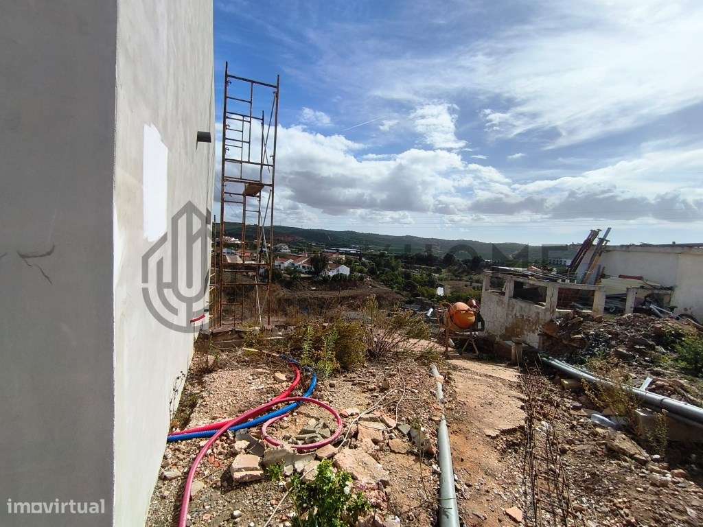 Duas Moradias T1 e T2 de campo em recuperação-11