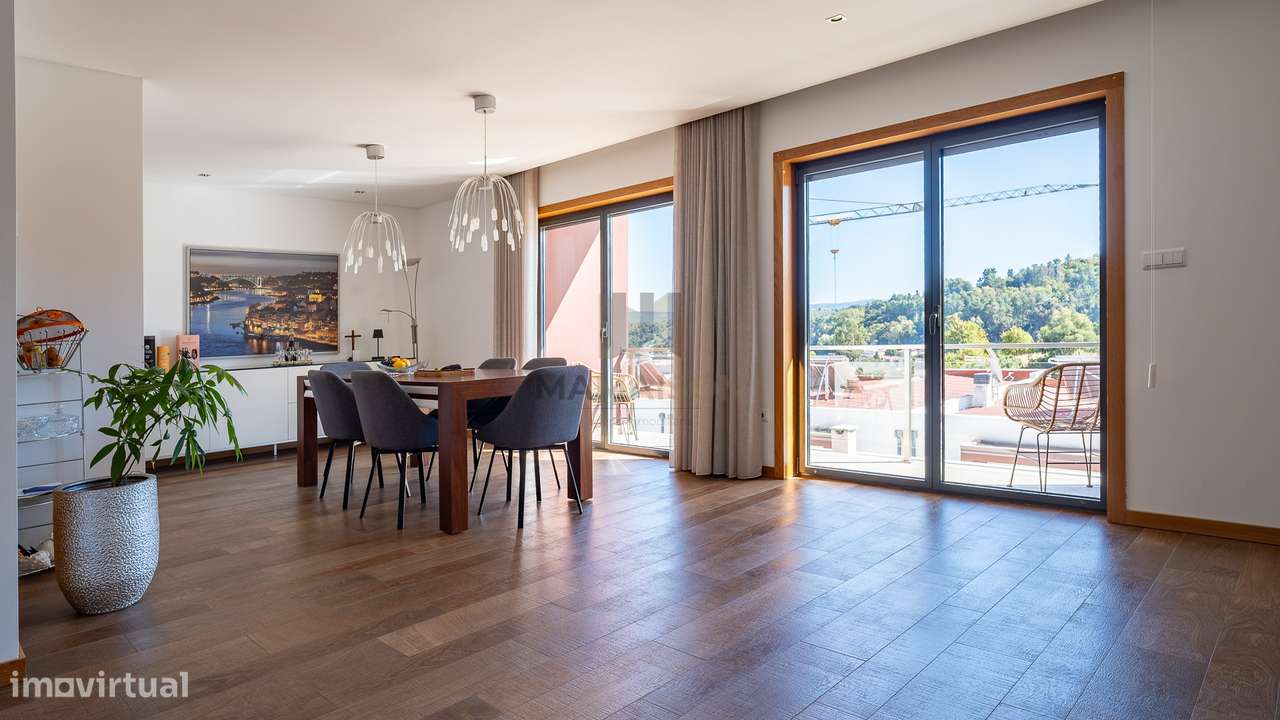 Moradia T4 de Luxo / Centro de Lamego / Jardim e Garagem-6