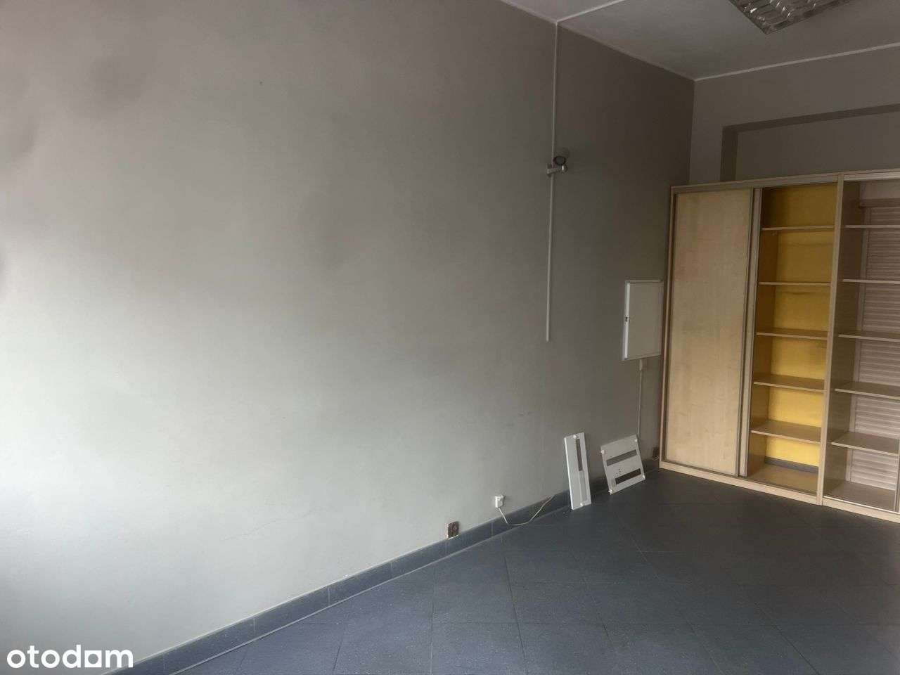 Handlowy w centrum przy głównej drodze z parkingie - Pełny obrazek: 5/6