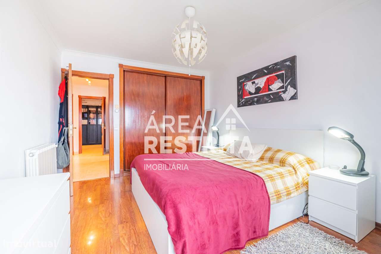 Apartamento T3 com parqueamento e elevador nos Fidalguinhos, Barreiro-33