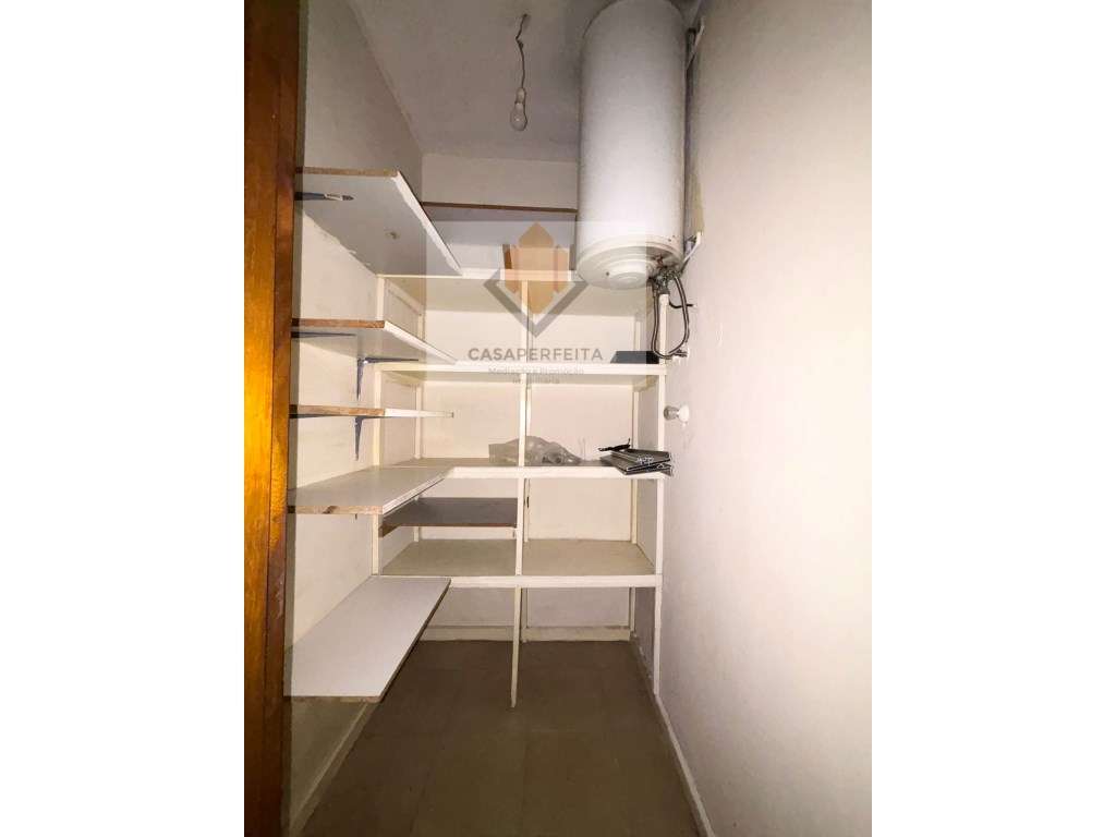 Apartamento T2 com Varanda Fechada e Lugar de Garagem - Junto ao El... - Grande imagem: 3/26