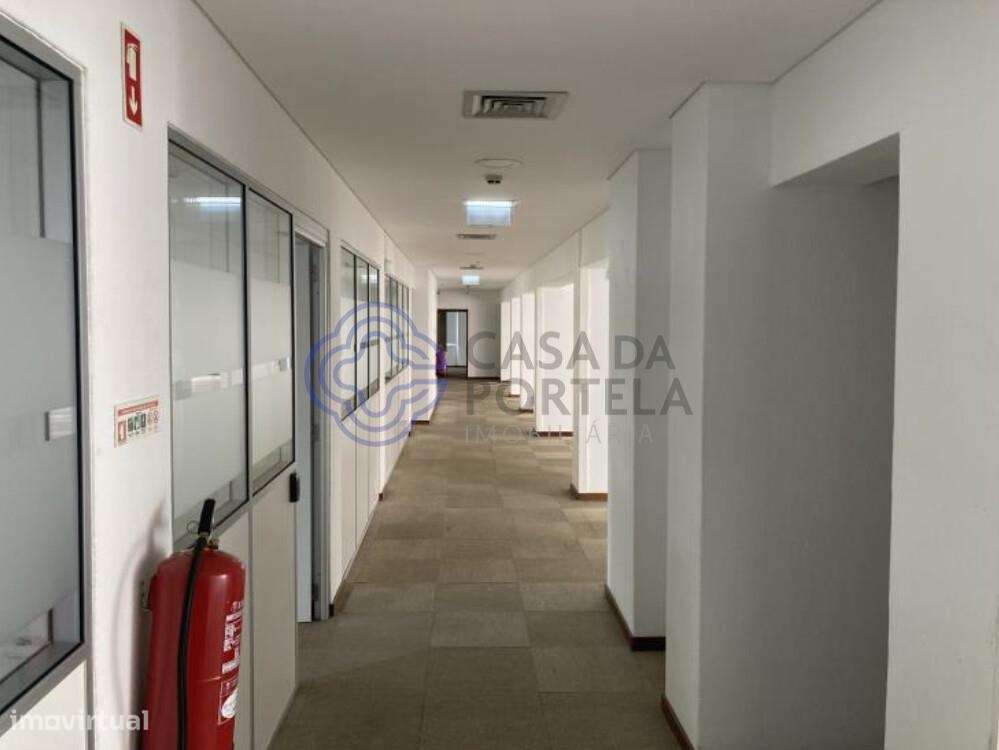 Escritório com 10 Gabinetes e Estacionamento em Localização Central - Grande imagem: 5/44