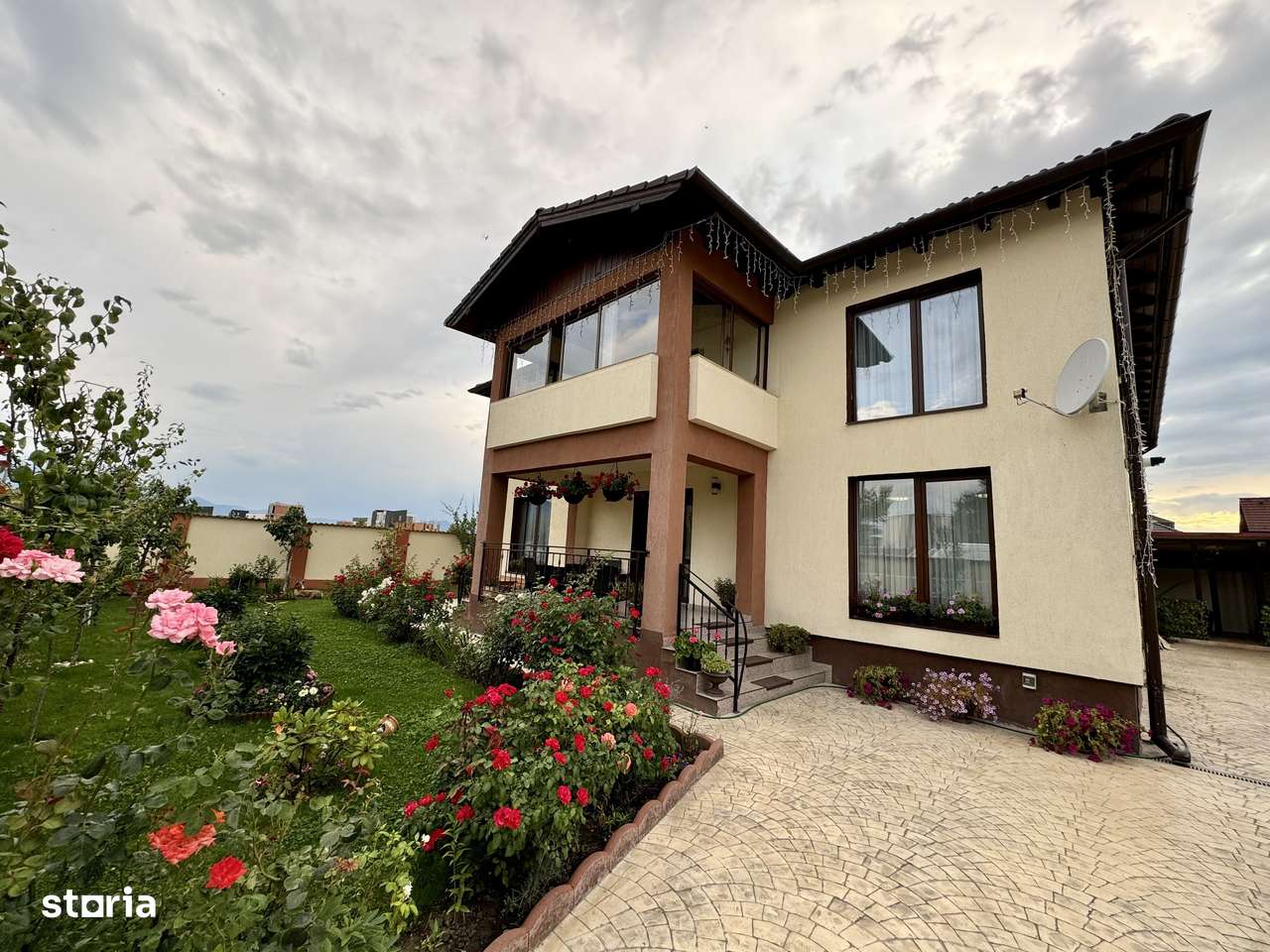 Casă Spațioasă de Vânzare în Ghimbav | Două Apartamente | Teren 579 mp - Imagine principală: 2/20