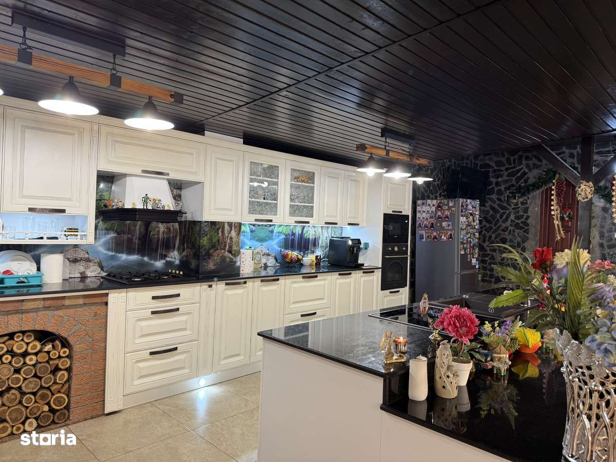 Casă cu 6 camere de vânzare în sat Urleasca - Imagine principală: 2/18