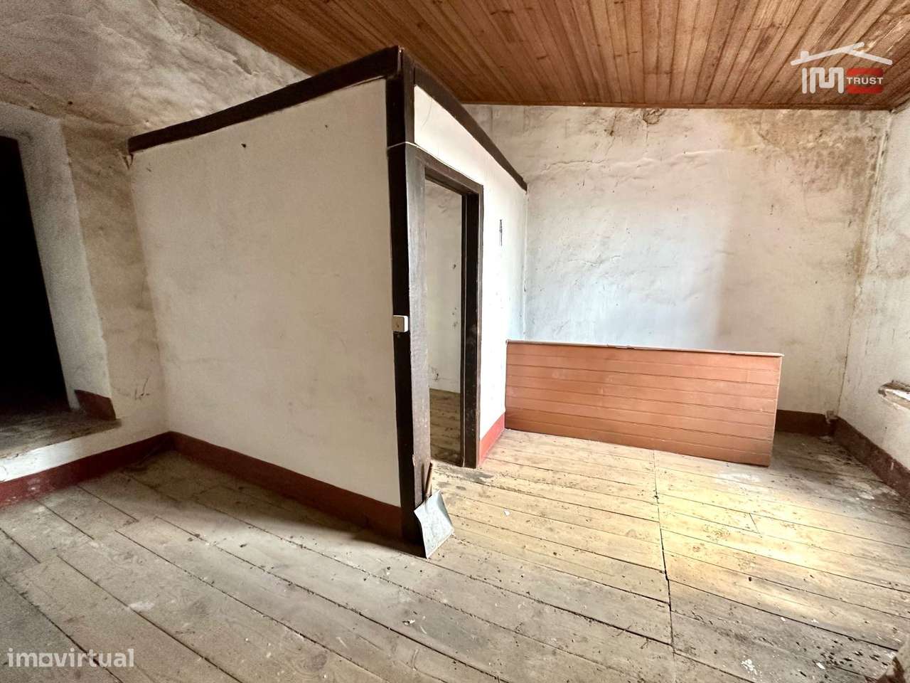 Fantástico Investimento - Moradia com Quintal - Sarilhos Grandes-28