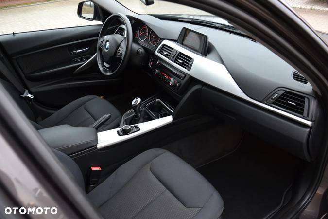 BMW Seria 3 320i - 32