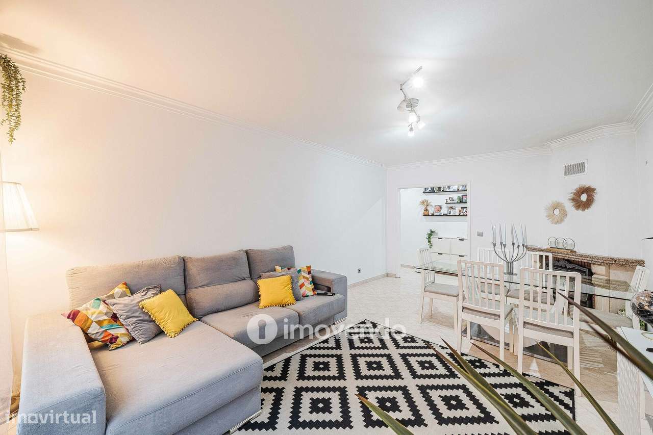 Apartamento T3, com estacionamento e arrecadação, na Ramada-11