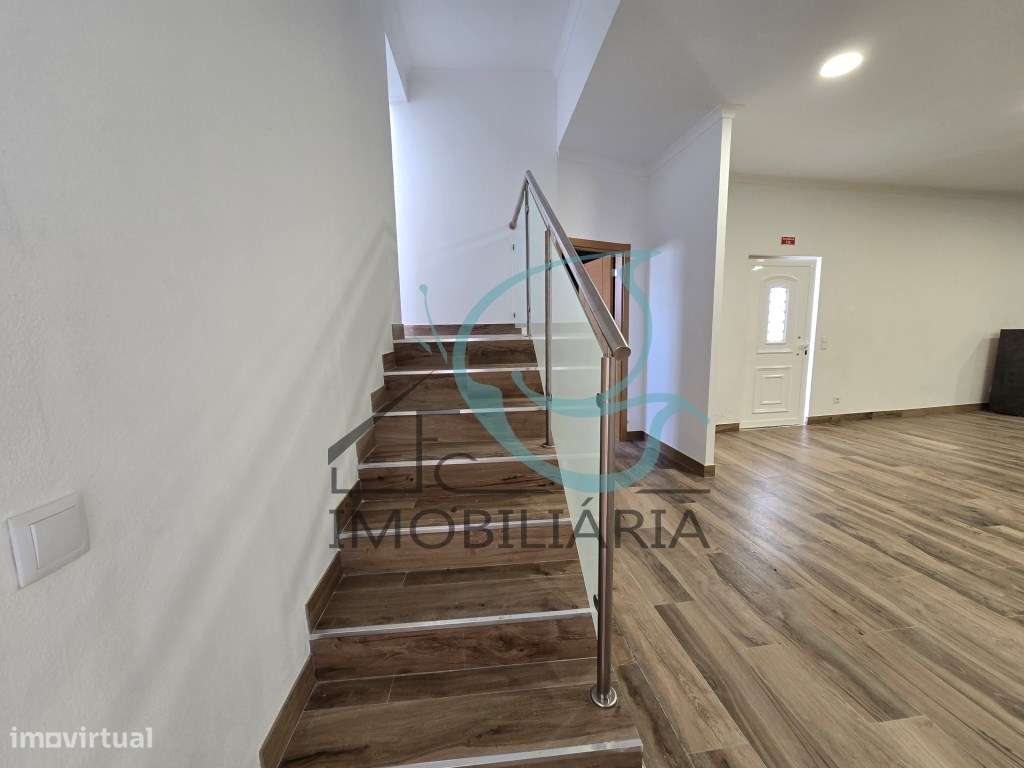 EXCLUSIVO - Excelente moradia de 2 pisos, com licença AL-40