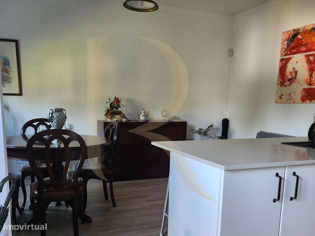 Moradia T3 transformada em T2 com Garagem, inserida num terreno de ...-12