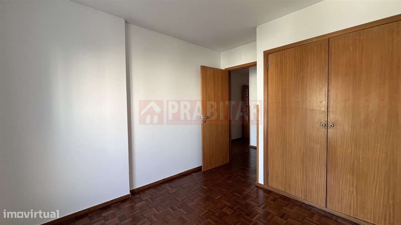 Apartamento T4 com garagem na Quinta D. João-14