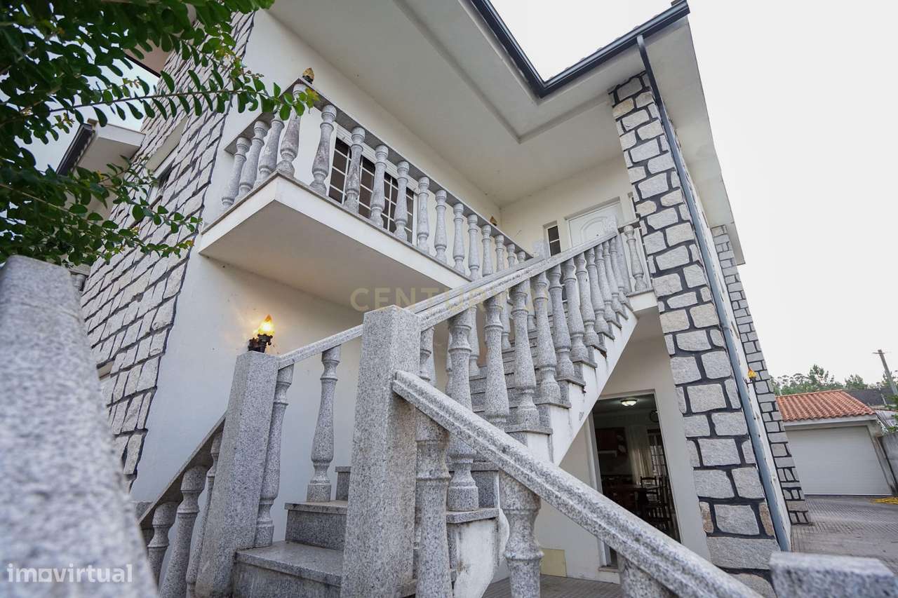 Moradia T5 - C/ espaço exterior e garagem - Grande imagem: 4/53