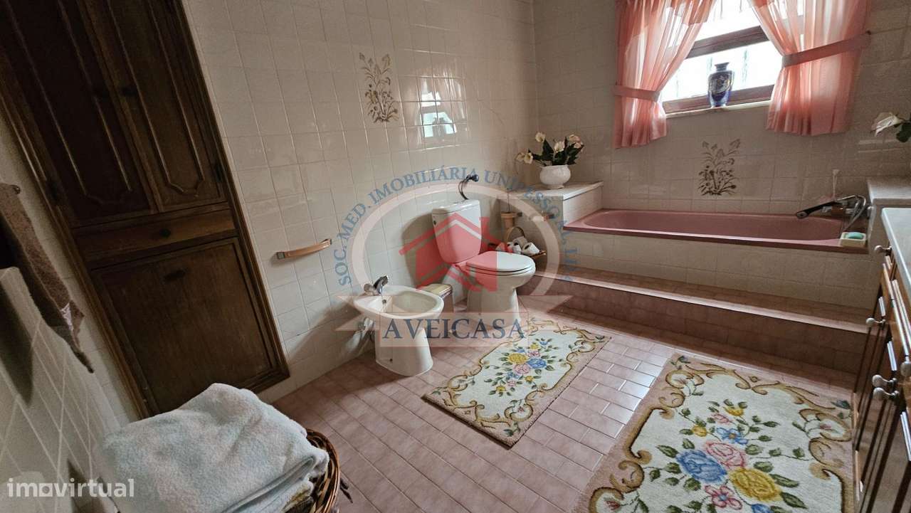 Moradia isolada T5 em bom estado com quintal e garagens-20