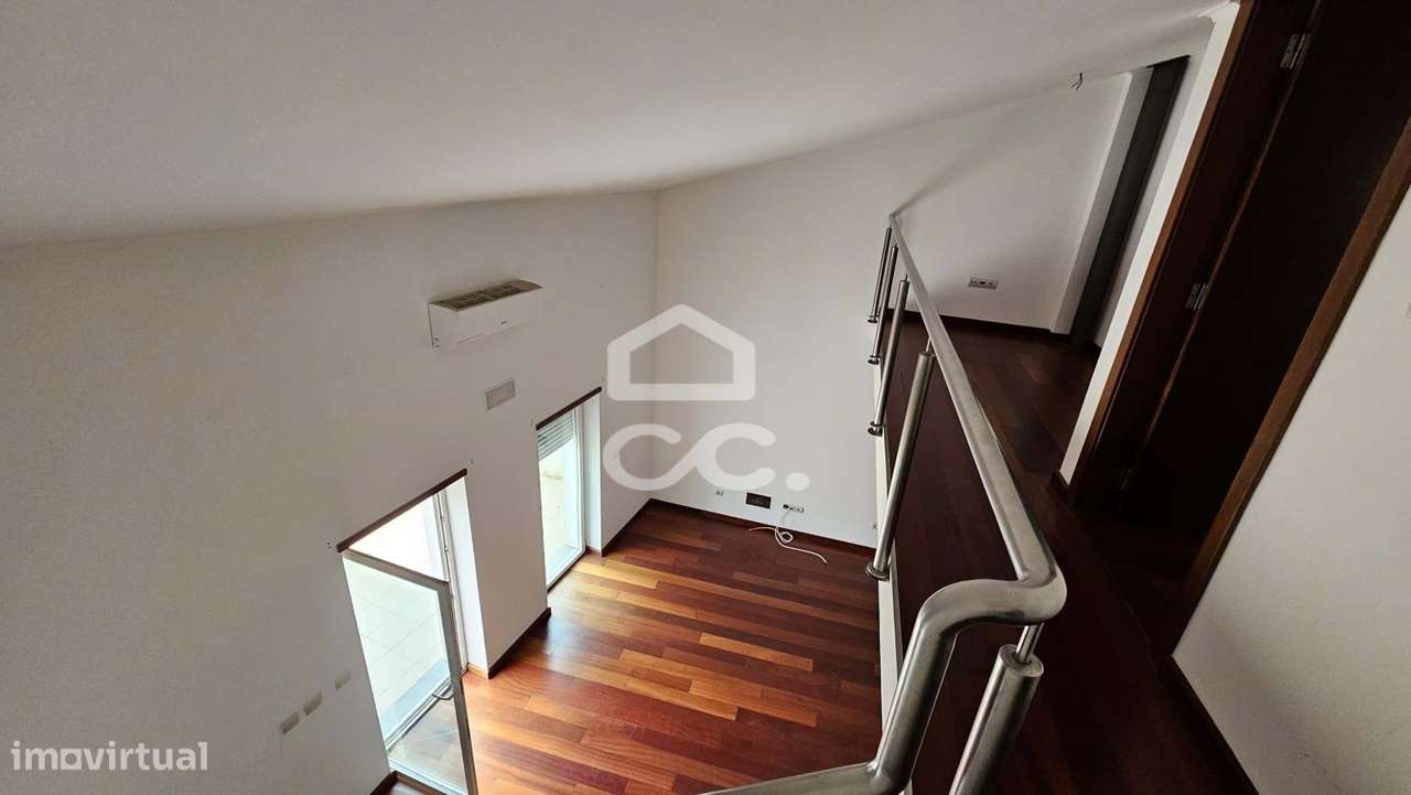 Andar de moradia V3 com terraço, localizada perto da biblioteca-11