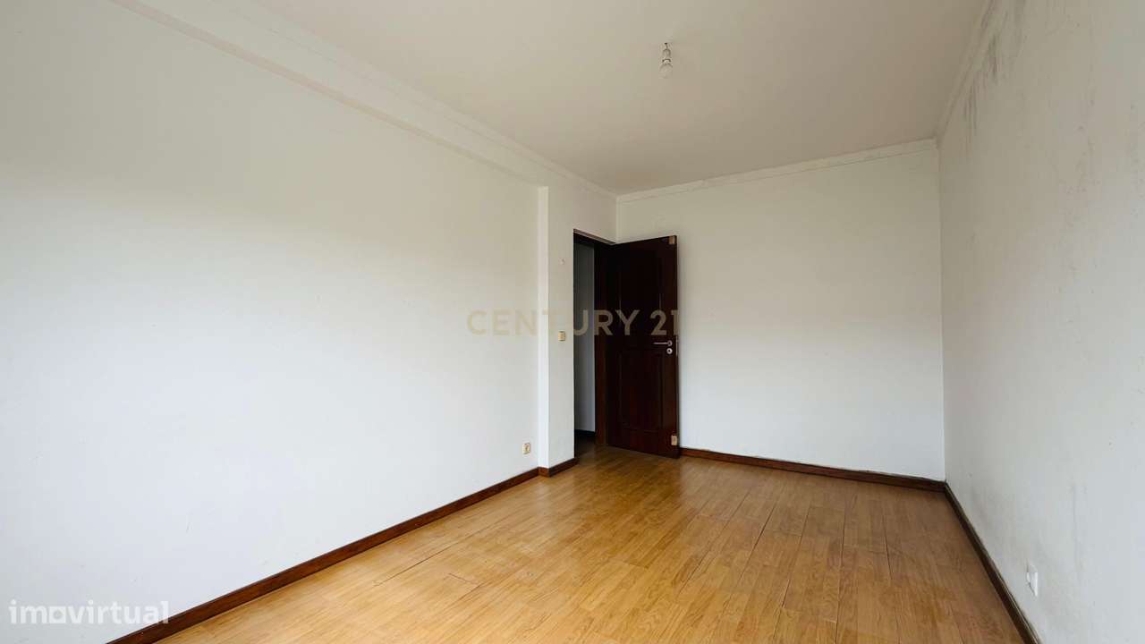 Apartamento T4 com Varanda e Arrecadação, no Centro do Pinhal Novo-23