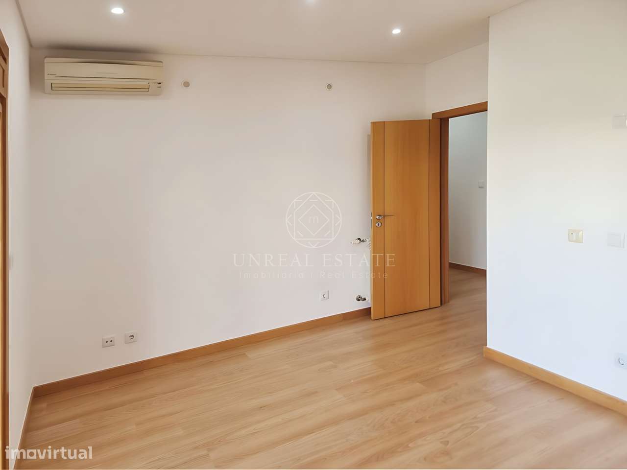 Apartamento T3, renovado, com varandas e 4 parqueamentos, Colinas do C-21