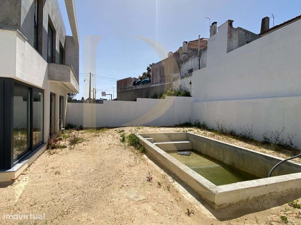Moradia isolada T4 por terminar na Charneca da Caparica-33