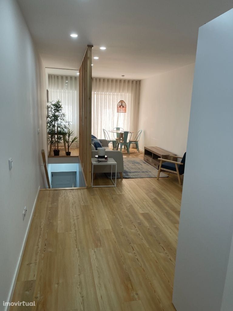 Apartamento T2 Duplex c/ Terraço - Renovado - Central - Av. Luísa Todi