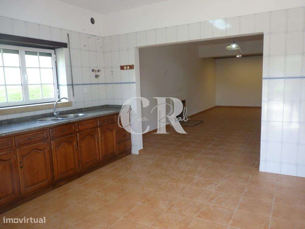 Fantástica moradia T3 com garagem e terreno generoso em Vila Facaia –-52