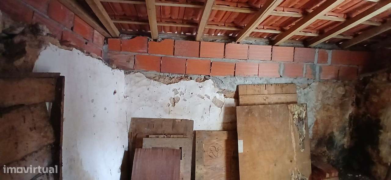 Pequena casa de arrumos em Vale do Calvo, concelho de Tomar - Grande imagem: 3/8